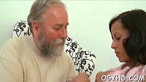 Novinha 18+ petite monta pau de velho de forma bem babada