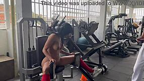 Mi Entrenadora Transgénero Me Pone A Hacer Sentadillas Sin Nada De Ropa