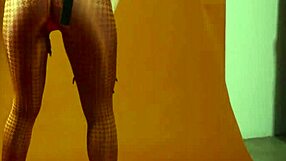 Big ass babe in lingerie, natural tits, solo posing