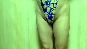 ゴージャスなゴールドレオタードでロングアナルプラグ調教