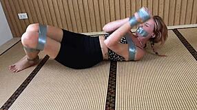 חברה חרמנית קשורה במוסך מוענשת בוויברטור 😈