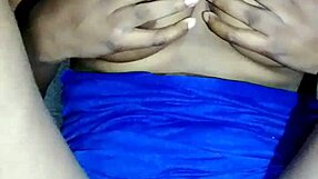 Africká kráska cítí intenzivní potěšení z velkého ptáka