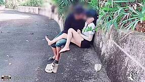 Gledam študentko in njeno punco, ki se izkazujeta v javnem parku