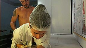 paciente tem erecao ao sentir as maos da enfermeira durante blowbang