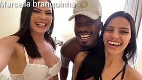 Duas morenas com tesão fazem ménage sem camisinha e tomam leitinho do negão! 😈