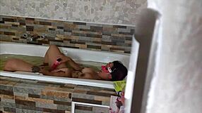 Dana Barzagli a Luna špehované spolubydlícím