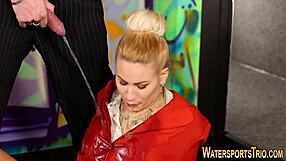 عاهرة ملابس تُبول عليها 😏