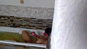 Dana Barzagli Y Luna Siendo Espiadas Por Un Compañero De Cuarto