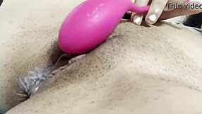 me masturbo en un baño público mientras no hay nadie