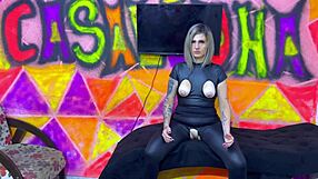 Ganhei uma boneca inflável de presente, mas minha mulher disse pra não fuder sem ela ver... não aguentei, fodi essa gostosa pequena!