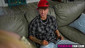 Nevlastní brácha šuká nevlastní sestru ohnutou