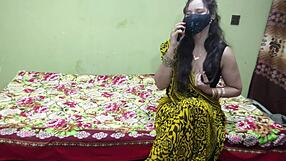 Pakistani hot aunty called her lover and put dick in her ass hindi audio.