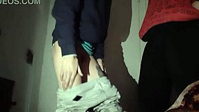 Hubená brunetka nevlastní sestra se mazá při pohledu na můj orgasmus