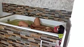 Dana Barzagli a Luna špehované spolubydlícím