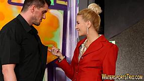 عاهرة ملابس تُبول عليها 😏