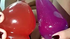 A safada experimentou um brinquedo novo na buceta mas queria mesmo era arrombar o cu e exibir o buraco fundo e frouxo. Anal toys and fucking in big ass.
