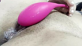 me masturbo en un baño público mientras no hay nadie