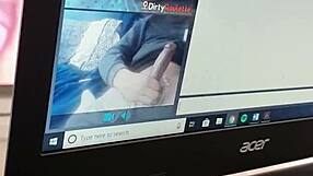 Geile 18+ tiener met grote tieten vinger zichzelf naar orgasme op cam. Kont en kut bloot.