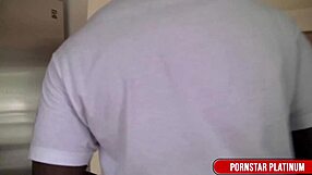 Kuuma Brooke Wylde kiusoittelee villillä lähikuvauksella