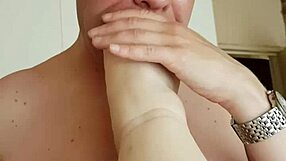 Enjoy a playful toe sucking session