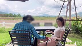 정원사가 아름다운 여자를 야외에서 구부려 크림파이