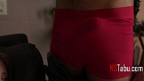 Bleda hotwife prosi moža za prijatelje za božič.