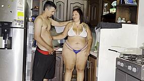 Madrastra le chupa la polla a su hijastro en la cocina final inesperado