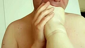 Enjoy a playful toe sucking session