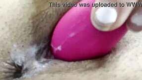 me masturbo en un baño público mientras no hay nadie