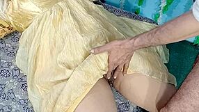 Rumeno oblečena desi nevesta, jebanje pičke trdi seks z velikim kurcem