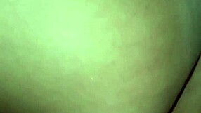 A safada experimentou um brinquedo novo na buceta mas queria mesmo era arrombar o cu e exibir o buraco fundo e frouxo. Anal toys and fucking in big ass.