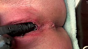 Я просто жестко тру свой проколотый клитор в латексных перчатках для забавы.