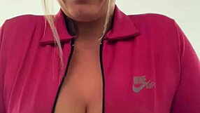 eu na academia da minha quebrada treinando louca de tes�o que at� suava pela buceta e escorria nos meus peitos