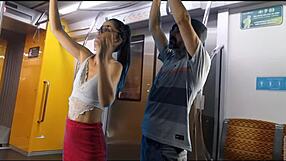 Het ung jente kjennet og knullet på offentlig tog