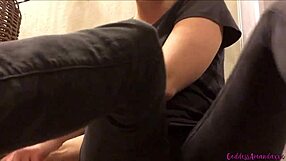 Goddess Amanda gives foot instructions