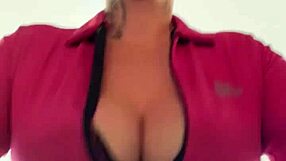 eu na academia da minha quebrada treinando louca de tes�o que at� suava pela buceta e escorria nos meus peitos