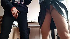 jadi, mau gabung aku dan MILF panasku buat seru-seruan?