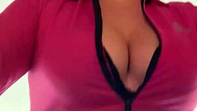 eu na academia da minha quebrada treinando louca de tes�o que at� suava pela buceta e escorria nos meus peitos