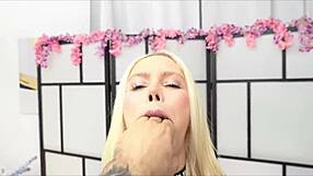 Garota brasileira estica cuzinho com paus gigantes pra gape