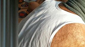 Mohini se cambre pour un énorme creampie chatte !