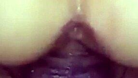 فتاة آسيوية 18+ تركب صديقها تغيّر الثقوب لقذف شرجي