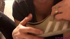 Goddess Amanda gives foot instructions