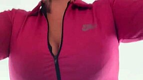 eu na academia da minha quebrada treinando louca de tes�o que at� suava pela buceta e escorria nos meus peitos