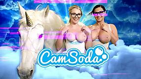 Minulla on jättitissit ja masturboin paratun pilluni villisti.