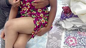 Nevlastní matka mě přistihne při masturbaci a olizuje můj velký kurva