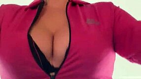 Mig på gymmet i kvarteret træner vild af gejst sved fra fisse drypper på brysterne