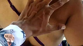 Delivery boy fucks hot bhabhi passionately