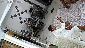 Corno Filma Esposa Sendo Esfolada Por Vários Machos E Por Todos Os Buracos