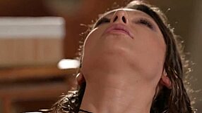 bikinetyt Talia Mint får hurtig massage blowjob før hurtig fitteknul