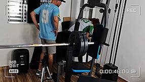 Funcionários transam no depósito—crossdressing fun at work exposed